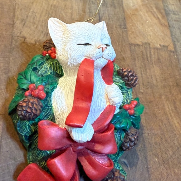 Lenox 1997 White Cat With Ribbon in his mouth Green and Gold Christmas Ornament - Picture 4 of 10